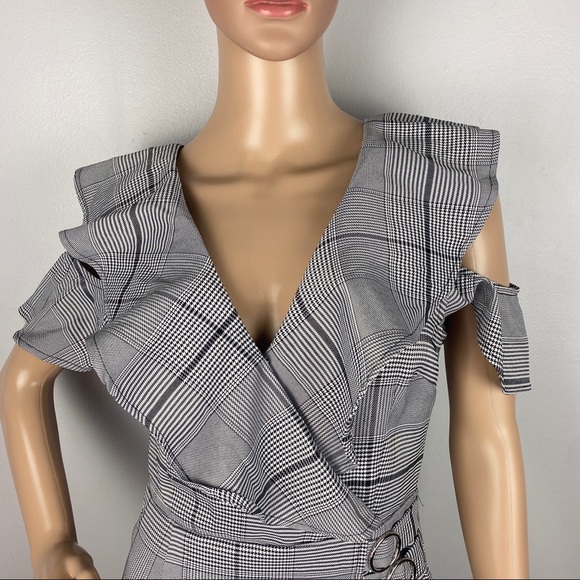 NEW J.O.A. COLD-SHOULDER RUFFLE PLAID MINI DRESS - Picture 4 of 10